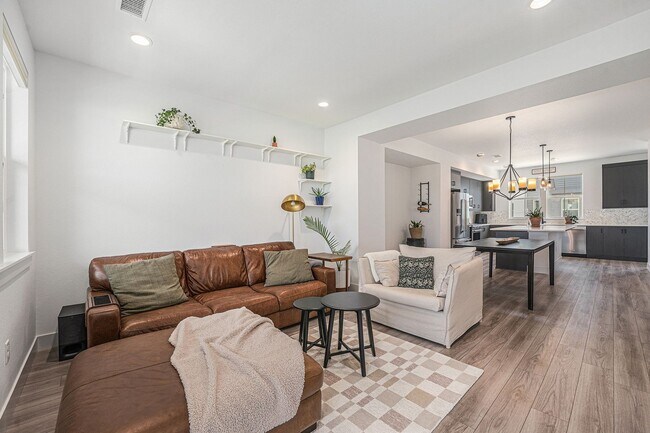 Foto del edificio - Stylish Town Home In Desirable Thornton Ne...