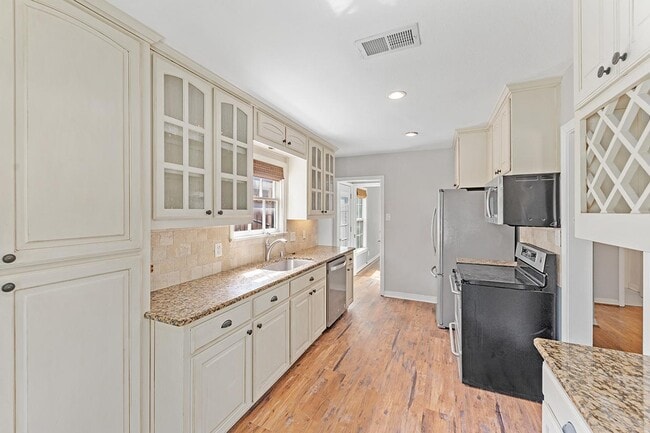 Building Photo - North Oak Cliff home with pool, spa & back...