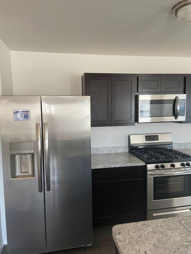 Foto del edificio - *SUMMER MOVE-IN SPECIAL!*  Four Bedroom | ...