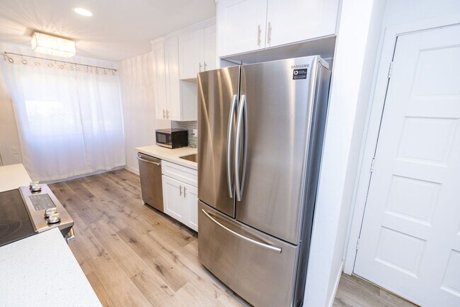 Foto del edificio - Spacious 1BR/1BA condo with patio and parking! Lake Murray Area $2195.00