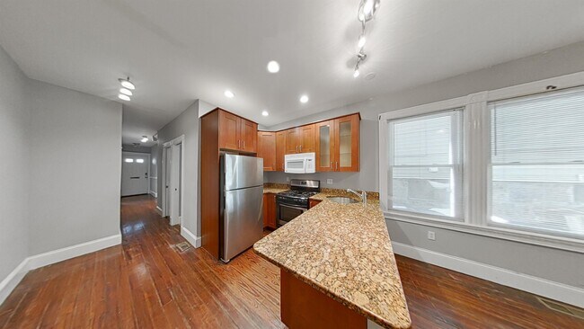 Building Photo - 738 Parker St