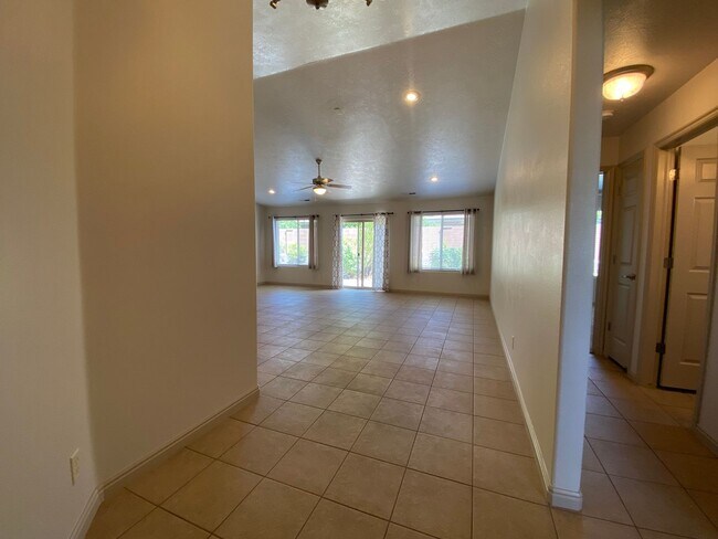Building Photo - SPACIOUS HOME FOR RENT!