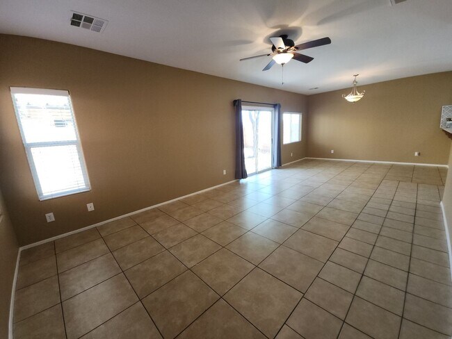 Foto del edificio - Beautiful detached home with fully fenced back yard.