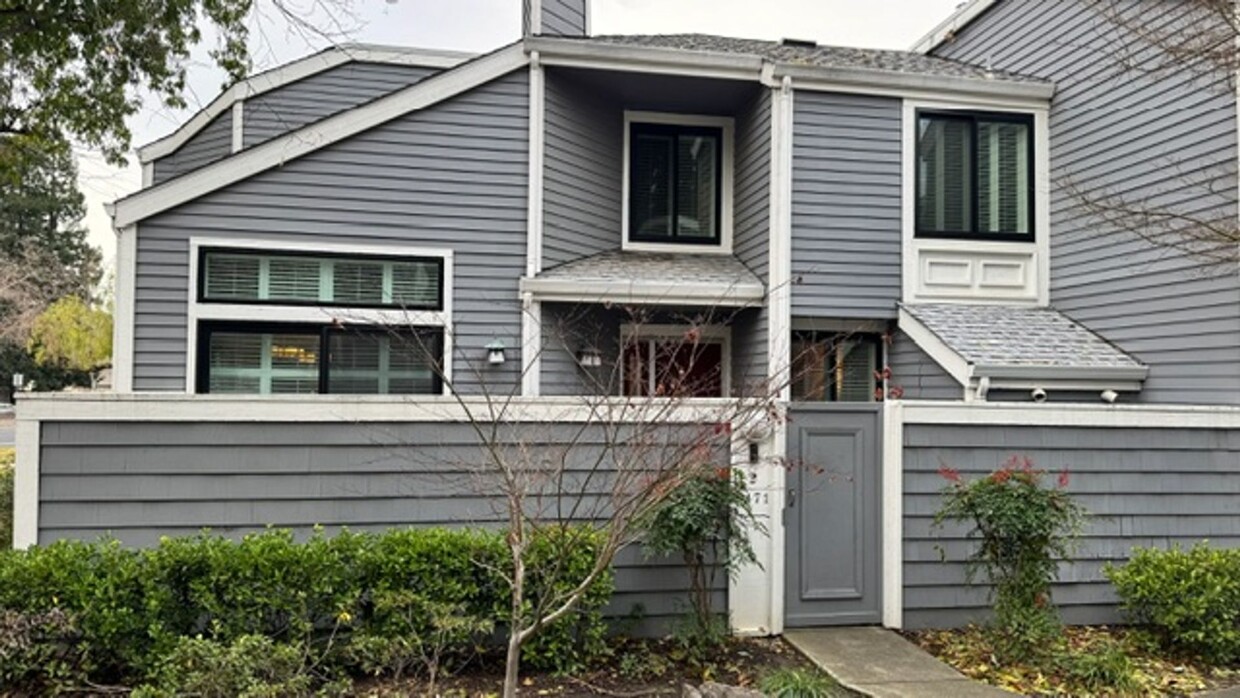 Primary Photo - Remodeled Wellington 3 bed/2 bath end unit...