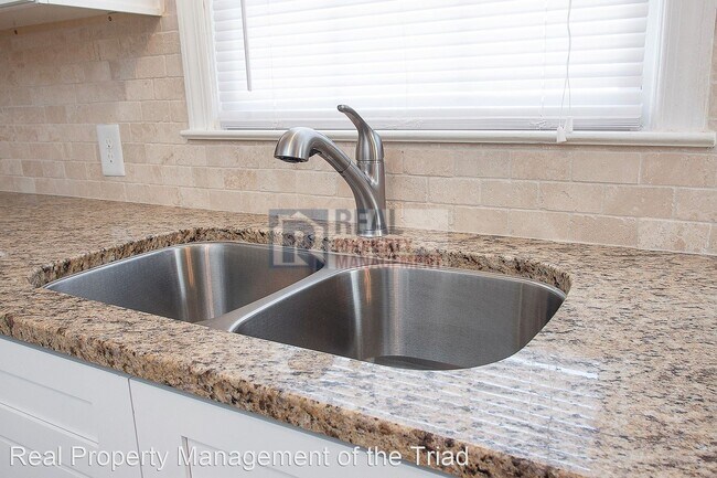 Foto del edificio - 3 br, 1.5 bath House - 2748 Lyndhurst Ave