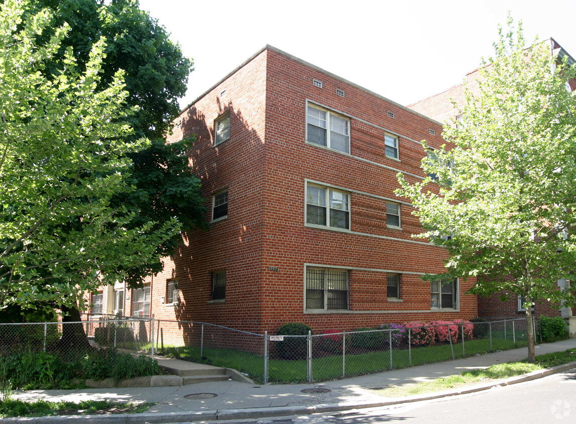 Building Photo - 1008 Monroe St NW