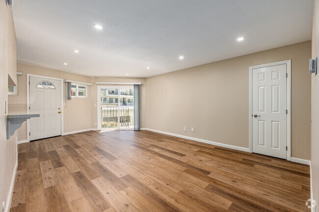 2 habitaciones, 2 baños - 900 pies cuadrados - Sala de estar - 2841 Montrose Ave