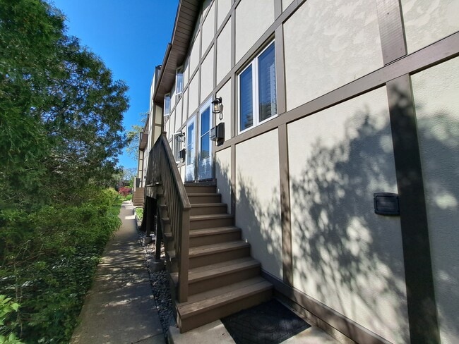 Building Photo - 314 Hawthorn Ave