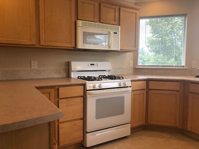Foto del edificio - MOVE IN SPECIAL! 2 Bedroom, 2 Bathroom Condo with Convenient I-5 Access