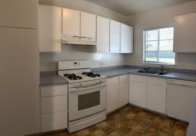 Building Photo - 1111 W Almond Ave
