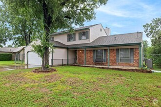 Building Photo - 1702 Oakridge Dr