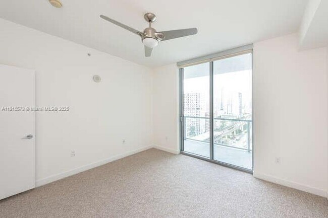 Foto del edificio - 79 SW 12th St