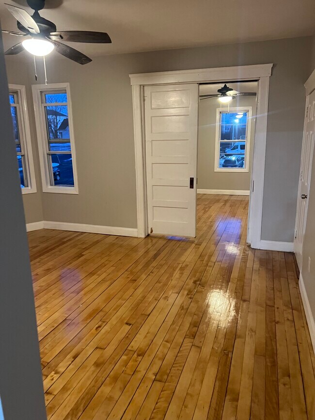 Comedor - 49 Waverly St