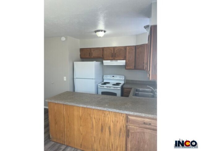 Building Photo - Large four bedroom townhome with a finishe...