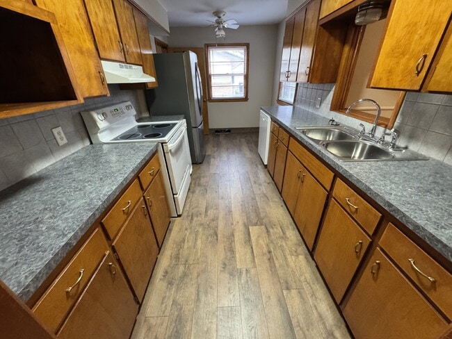 Building Photo - 900 N Redbarn Ln