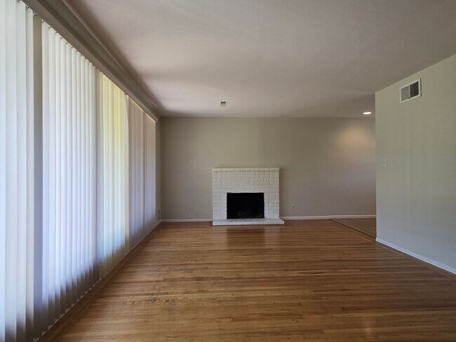 Foto del edificio - Spacious Split Level Home, Wood Floors, Fr...