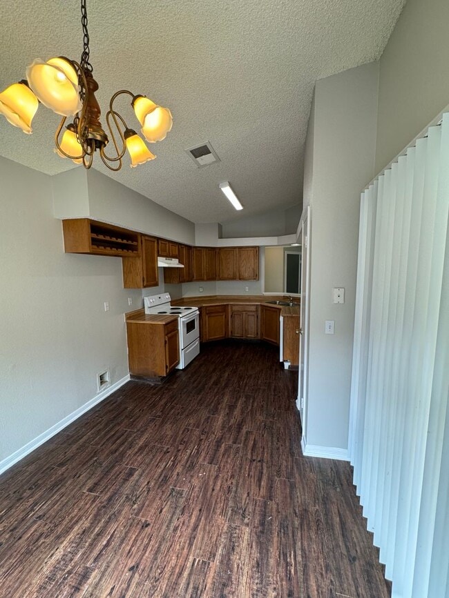 Building Photo - NICE 3 BEDROOM FEATURING WOOD VINYL PLANK ...