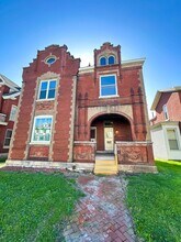 Building Photo - 208 S 12th St