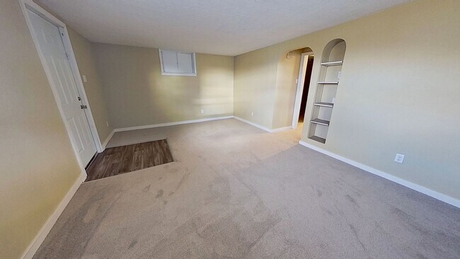 Building Photo - Spacious 3-Bedroom Apartment