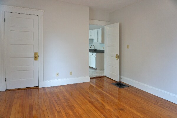 Building Photo - 383 Crescent St