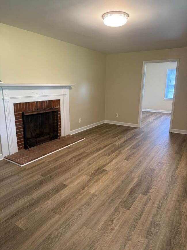 Building Photo - 4 Bedroom House on Lots of Land With Large...