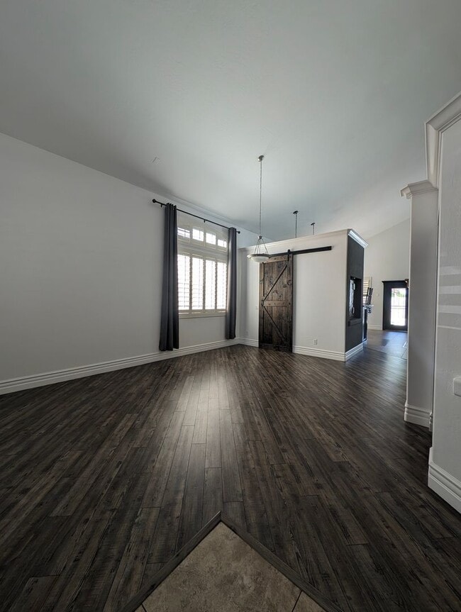 Building Photo - BEAUTIFUL EXECUTIVE STYLE home w/ entertai...