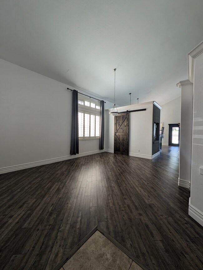 Building Photo - BEAUTIFUL executive style home w/ entertainer's dream backyard!