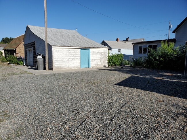 Off street parking and 1 car garage - 220 E Pacific St