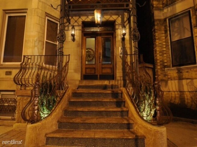 Building Photo - 847 W Addison St