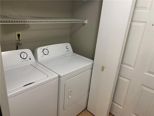 Foto del edificio - 4470 Village Ln
