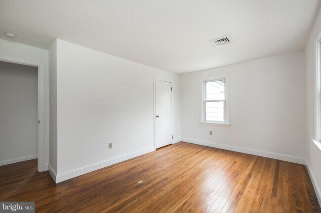 Building Photo - 2055 W Chester Rd