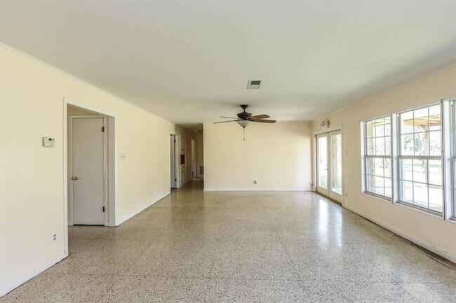 Foto del edificio - 8710 West Ln