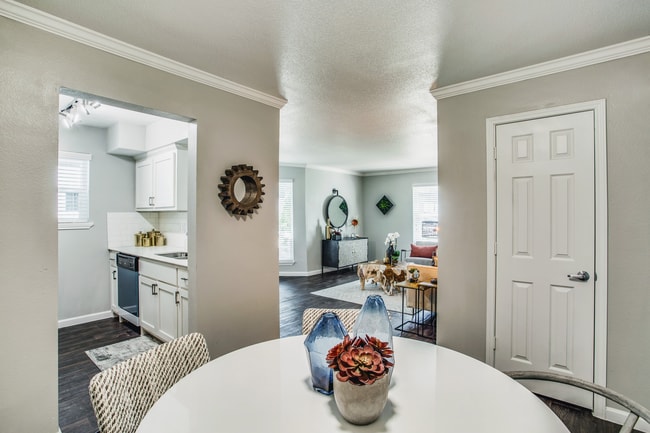 Building Photo - Medical Center Apartments - Super Deal!