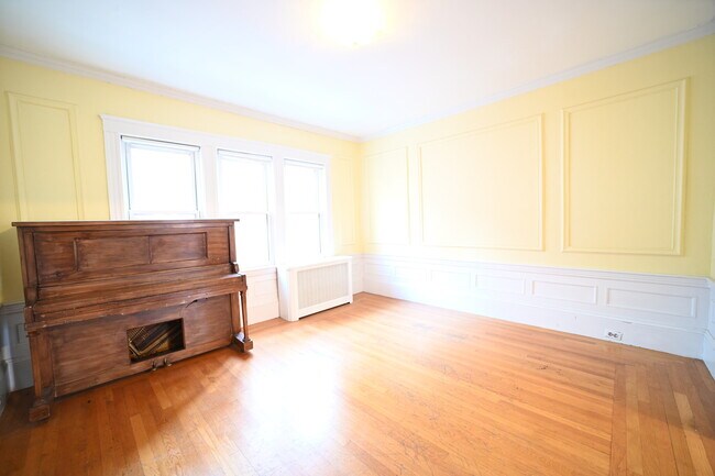 Building Photo - 18 Colbourne Crescent