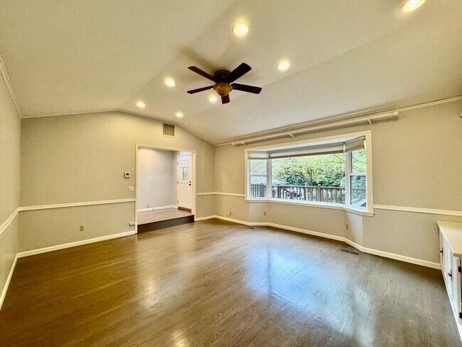 Foto del edificio - Renovated Woodinville home sitting in park like setting.