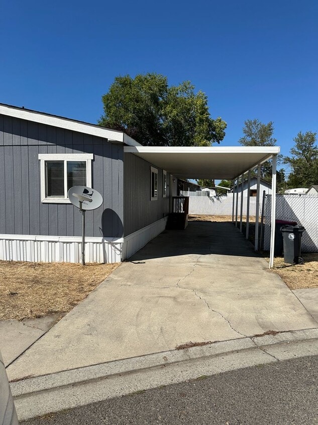 Primary Photo - 3 Bedroom 2 Bath Home Available Now
