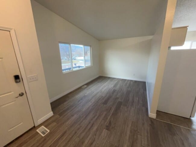 Foto del edificio - Beautiful ranch style home that has a finished basement and stunning views from the front deck!