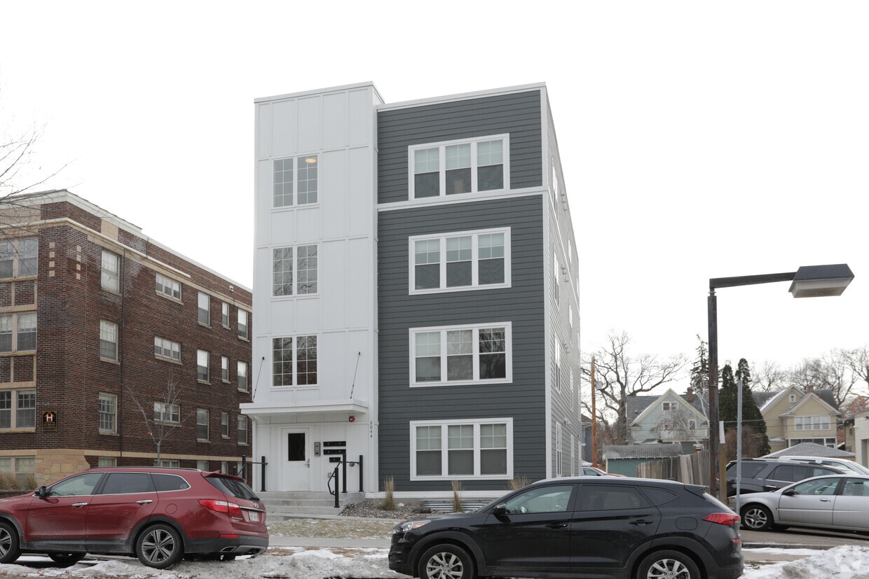 12/20/21 Snow - 2044 Grand Avenue