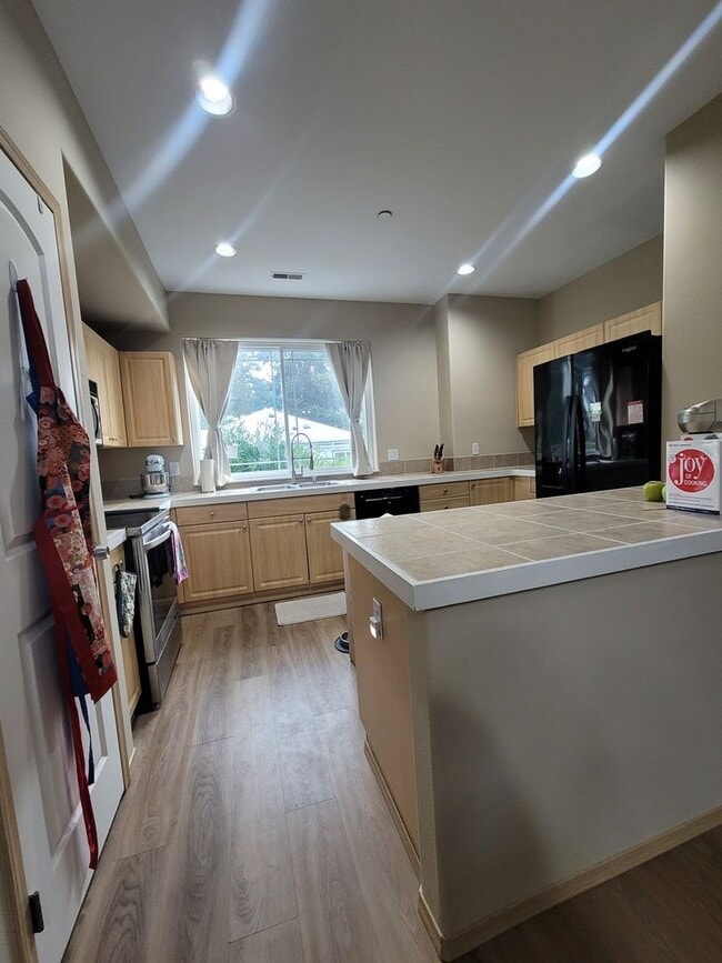 Building Photo - Des Moines Townhome - 3 bedroom 2 bath with 2 separate Garages.  Must see Available February 1, 2026