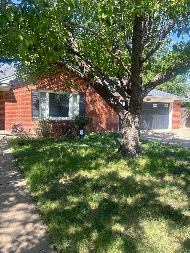 Primary Photo - Spacious Wolflin Home