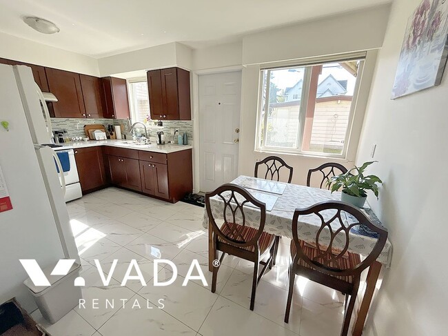 Building Photo - 3 Bedroom Lower Level Rental Home 8413B Os...