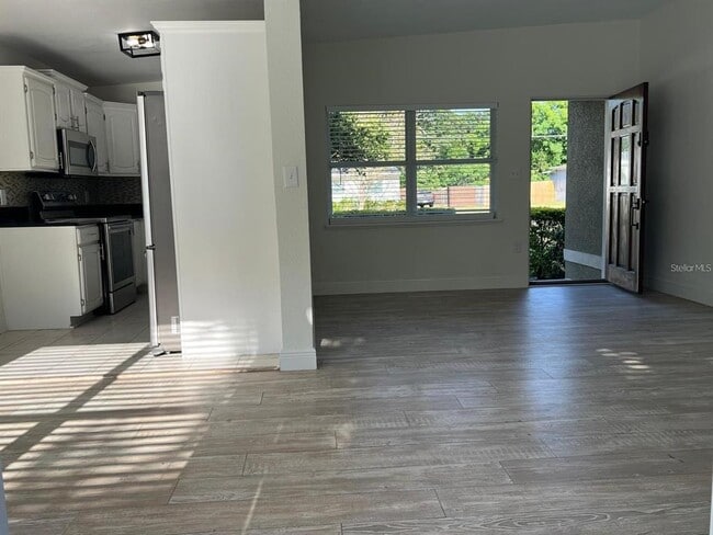 Foto del edificio - 5037 Lake Howell Rd
