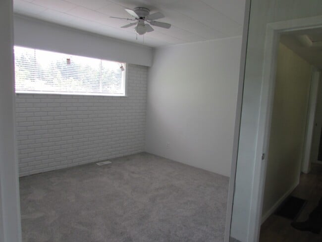 Building Photo - 3250 Uplands Dr