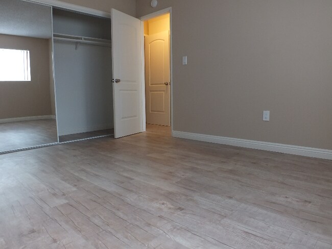 Foto del edificio - 9348 Somerset Blvd