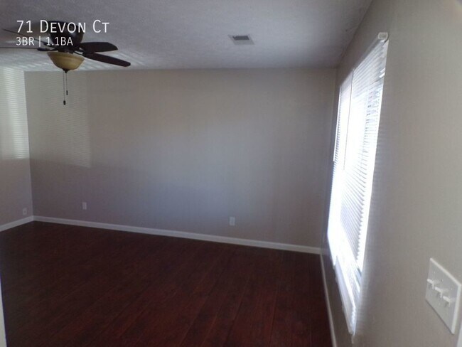 Building Photo - Devon Ct Three Bedroom Townhome with Laundry