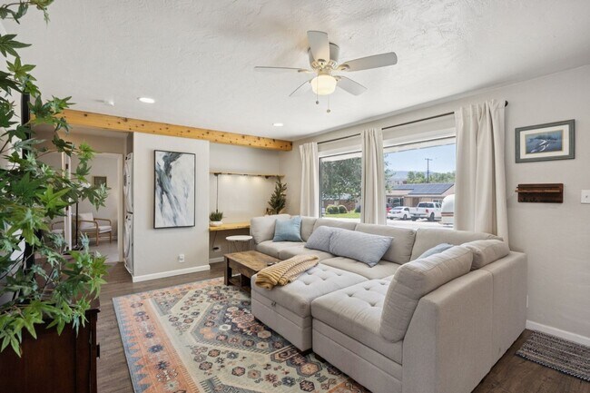 Building Photo - Comfortable Furnished Home near Hospitals