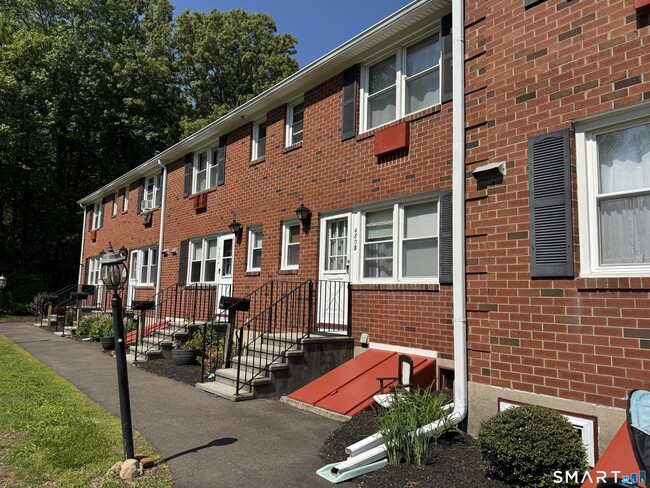 Building Photo - 480 Radmere Rd