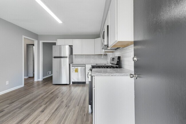 Foto del edificio - Newly Renovated 2BR/2BA Apartment near Dow...