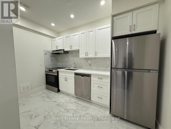 Building Photo - 521 Bay St