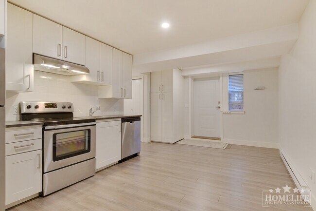 Photo du bâtiment - Bright 2 Bed 1 Bath Basement Suite for Rent in South Surrey